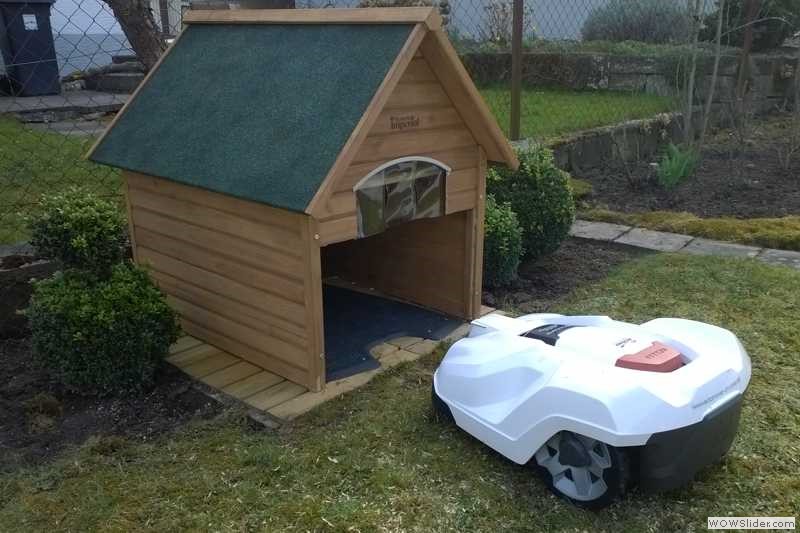 Automower Garage in Form einer Hundehütte